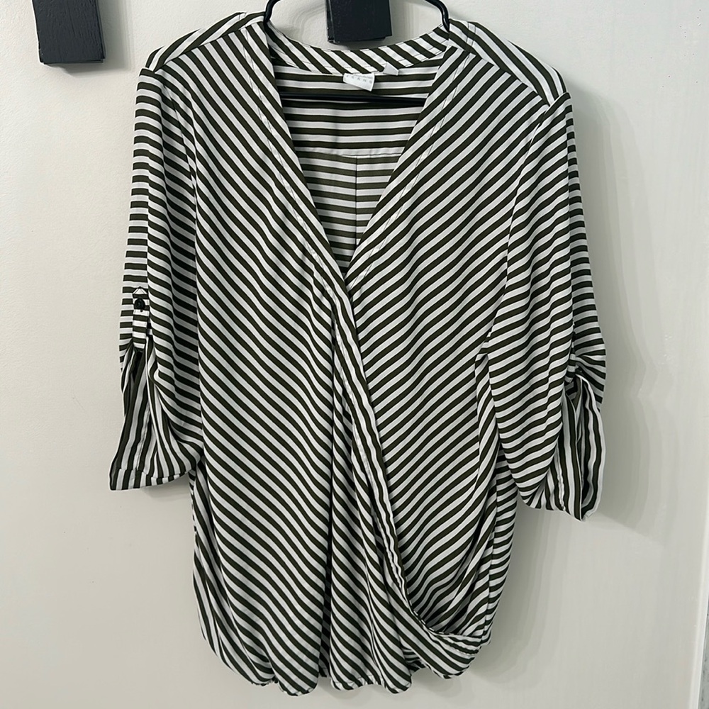 New York and Company SoHo olive green diagonal stripe blouse XL